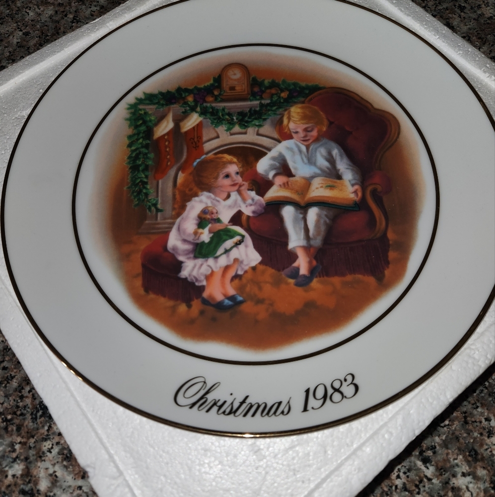 AVON 3rd Addition 1983 Christmas Memories Plate